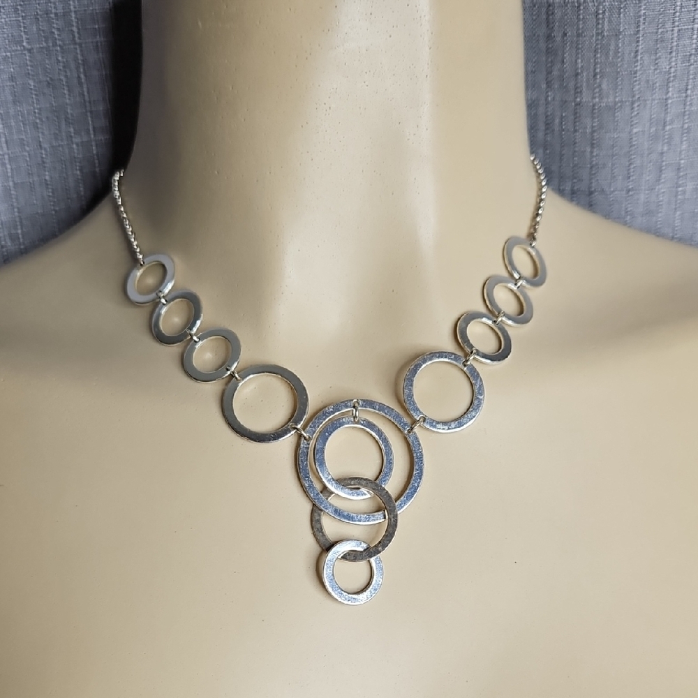 AVON CIRCLE DROP NECKLACE SILVERTONE